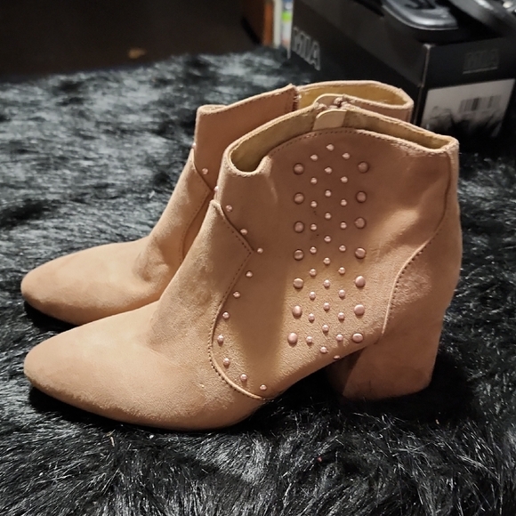 Kohl's Tan Ankle Booties with Western Flair. LIGHTLY USED. SIZE 8.5 M. - Picture 1 of 9